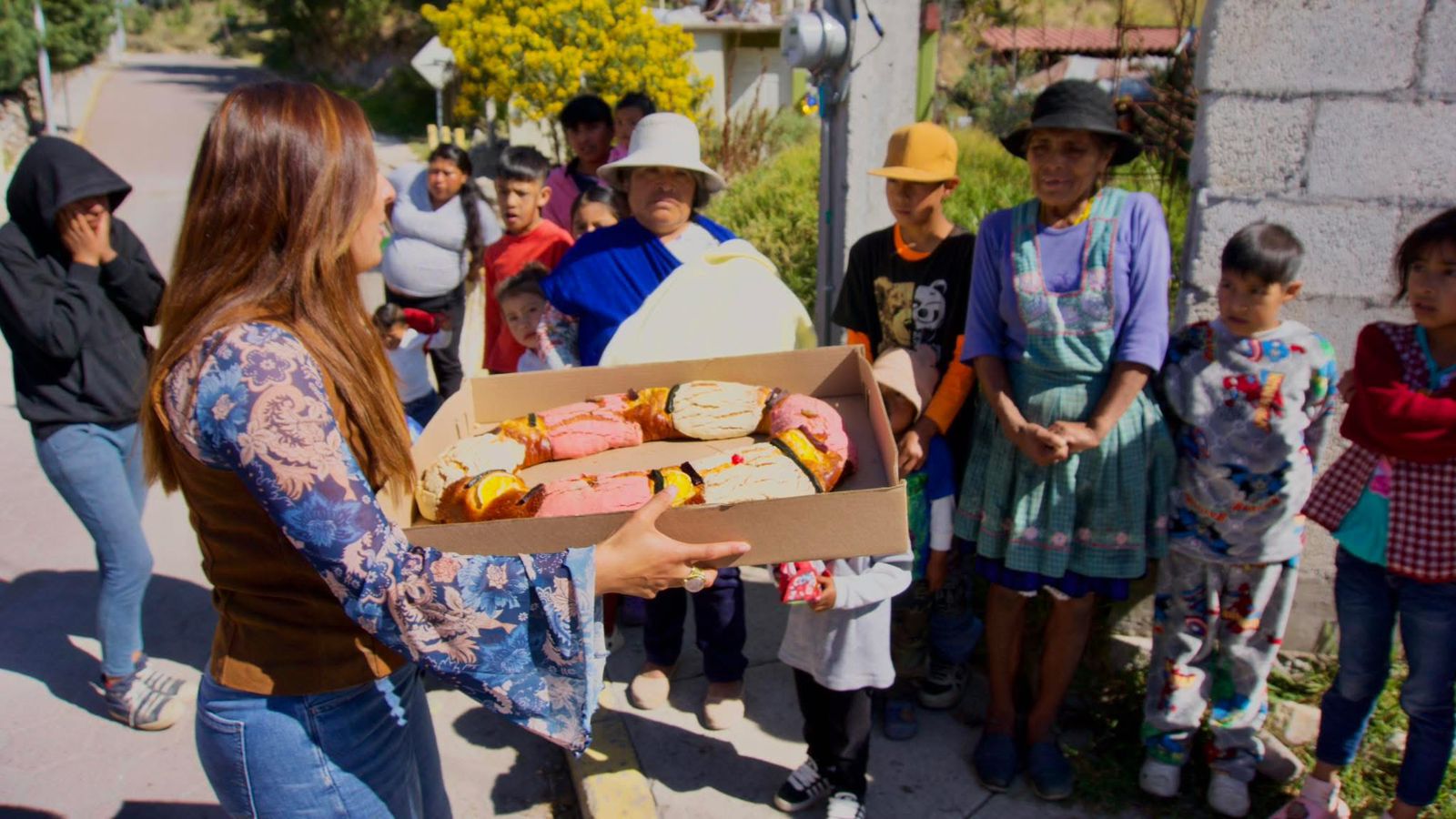 Diputada Miriam Martínez lleva sonrisas y Roscas de Reyes a comunidades vulnerables en las faldas de la Malinche